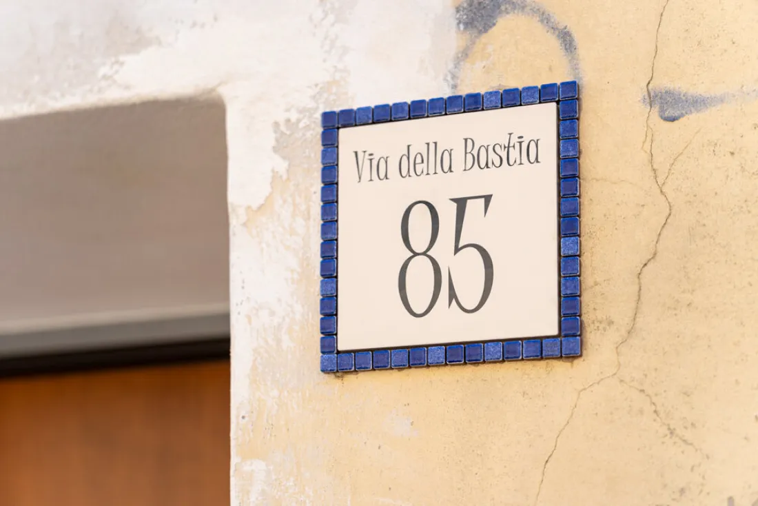 La targa di Via della Bastia 85: il civico dove si entra