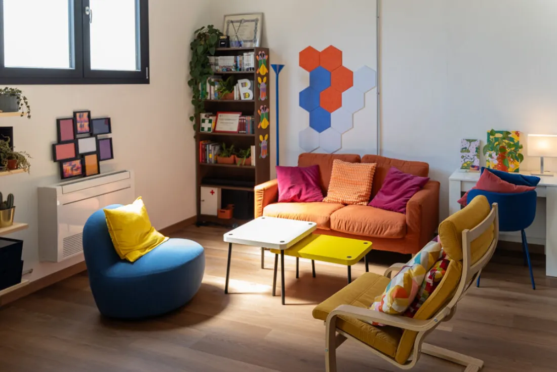 La sala vista dall’ingresso, con le sedute per gli ospiti